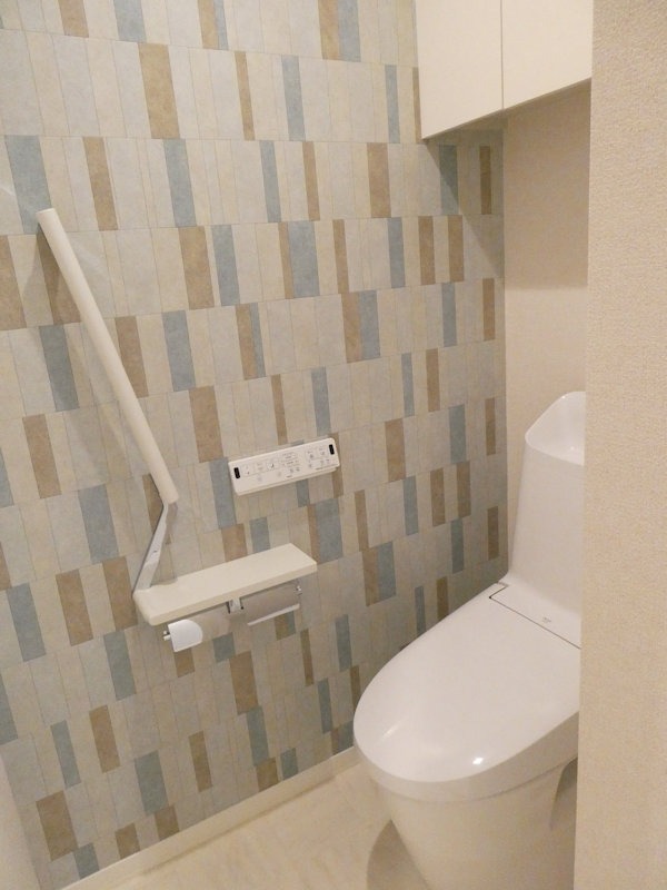 トイレ　温水洗浄便座のトイレには便利な収納棚付き！