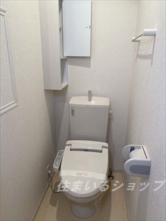 トイレ　シャワートイレ・収納棚あり