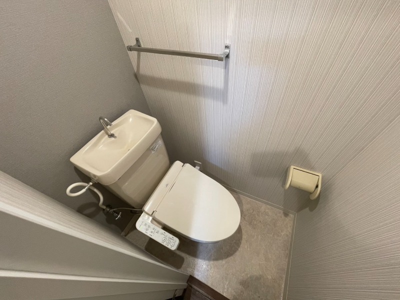 トイレ　ウォシュレット機能がついたトイレです。安心して使用できます。
