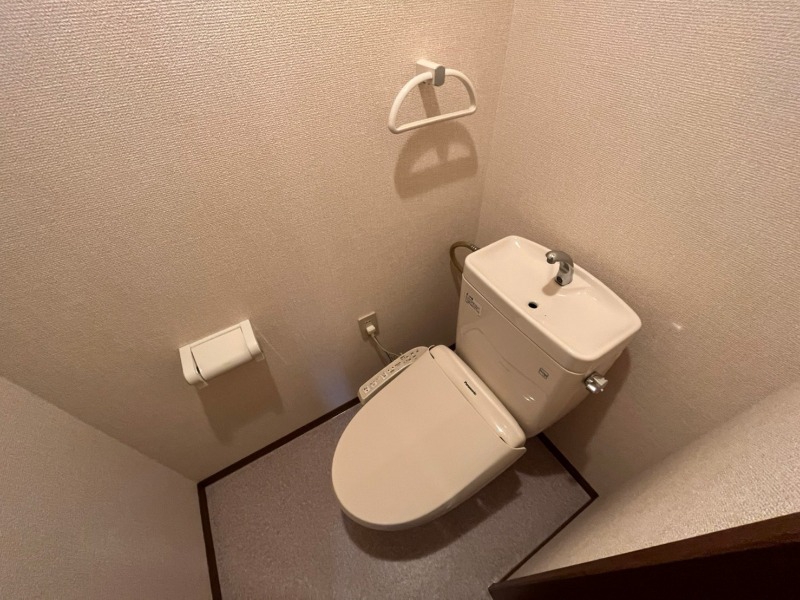 トイレ　こちらはトイレです。清潔感があり、安心して使用できます。