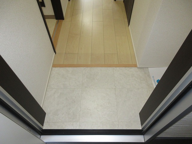 地下鉄谷町線 平野駅 徒歩15分 3階建 築10年の玄関写真