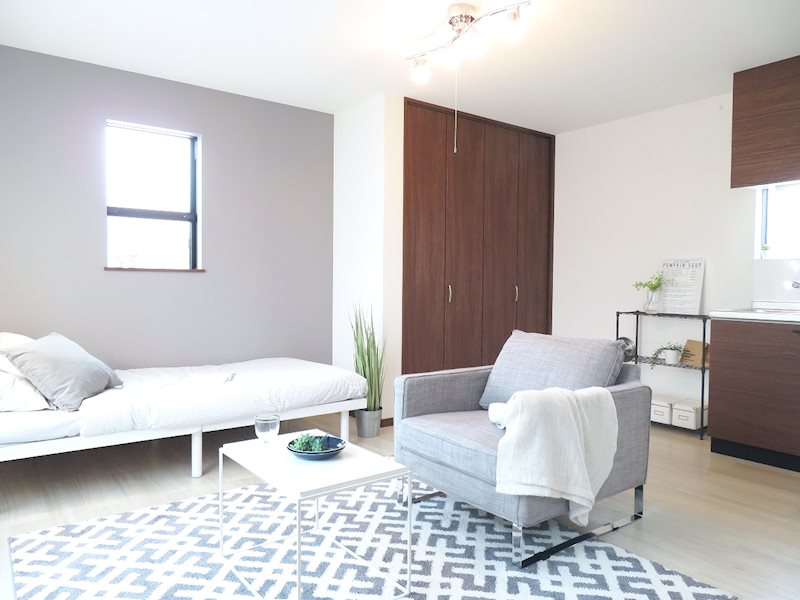 居室・リビング　アクセントクロスがおしゃれなお部屋です(家具はイメージになり