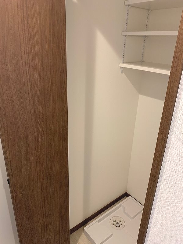 その他設備　収納棚付き室内洗濯機置場