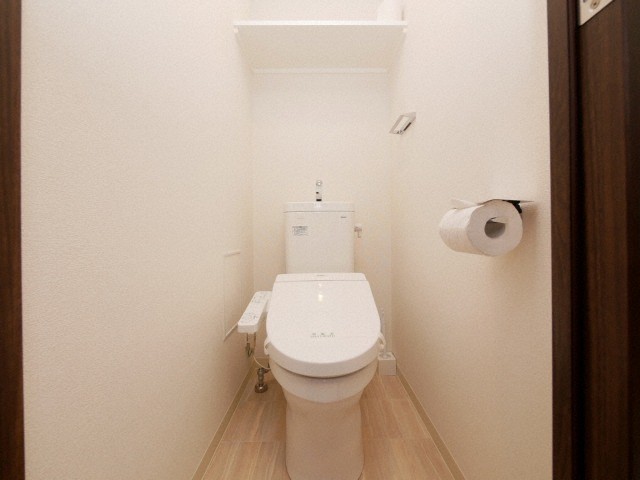 トイレ　落ち着いた色調のトイレです