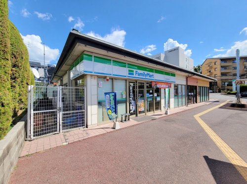 コンビニ　ファミリーマート 近鉄東生駒駅前店（コンビニ）まで519m