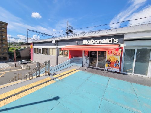 飲食店　マクドナルド 近鉄東生駒駅前店（飲食店）まで443m