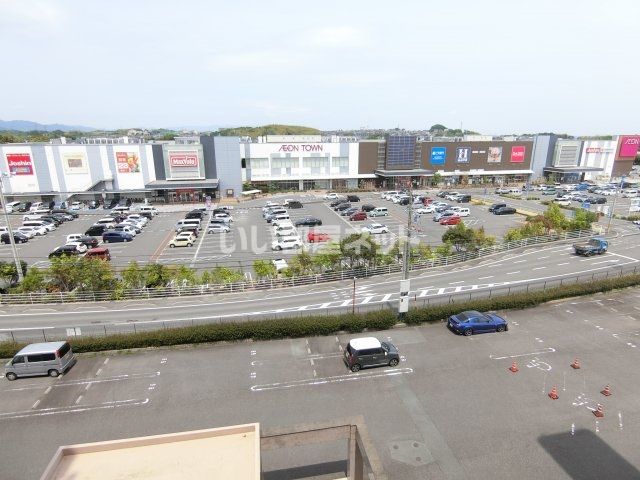 ショッピングセンター　イオンタウン津城山（ショッピングセンター）まで728m