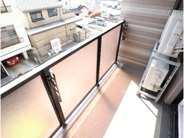 バルコニー　暖かな日差しのふりそそぐバルコニー