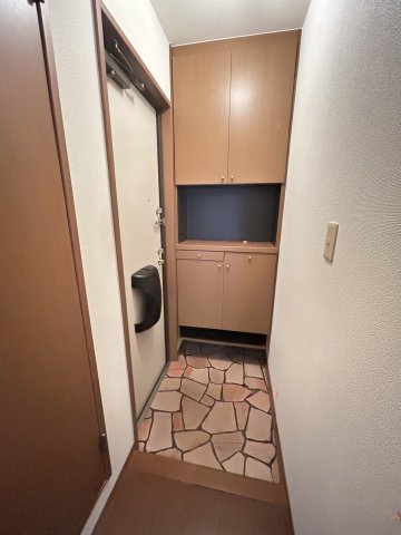 玄関　201号室参照