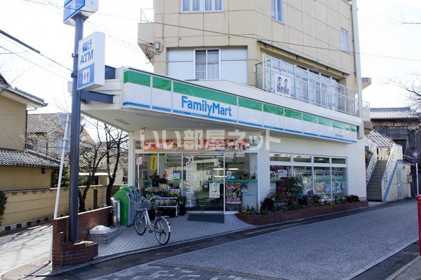 コンビニ　ファミリーマート 梶友西向日駅前店（コンビニ）まで1030m