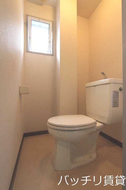 トイレ　別号室タイプの為、現状を優先致します。
