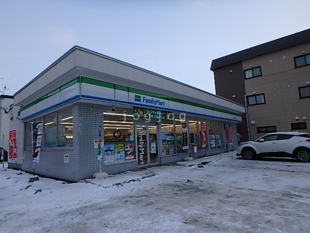 コンビニ　ファミリーマート札幌平和通4丁目店（コンビニ）まで658m