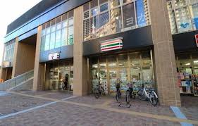 コンビニ　セブンイレブン 西新宿5丁目中央店（コンビニ）まで77m
