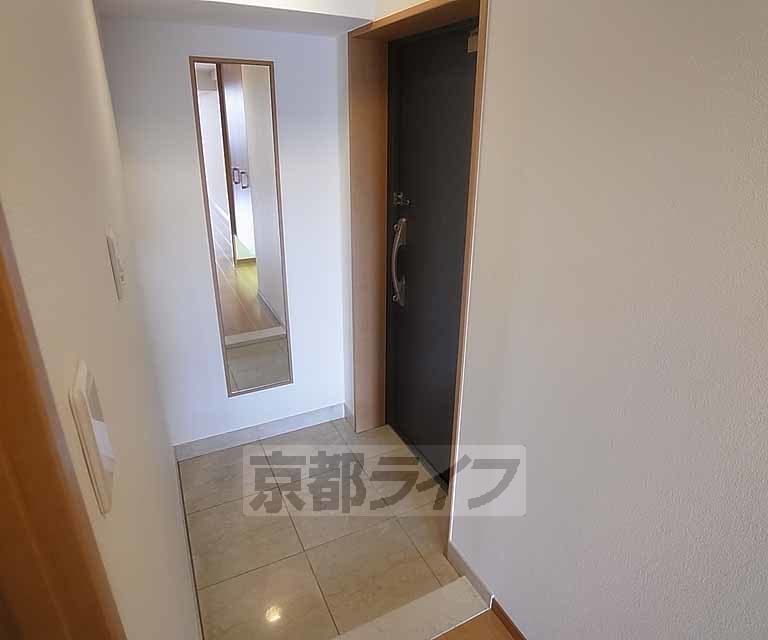 玄関　姿見とシューズボックスがございます。