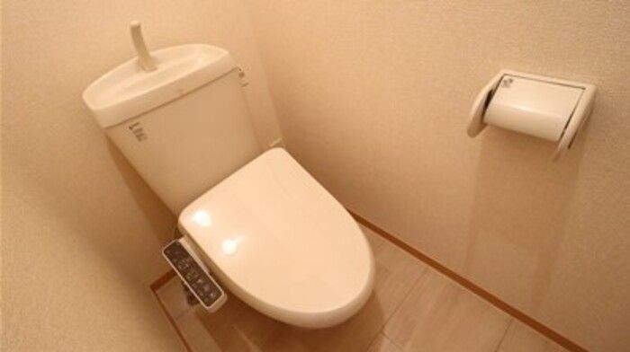 トイレ　落ち着いた色調のトイレです