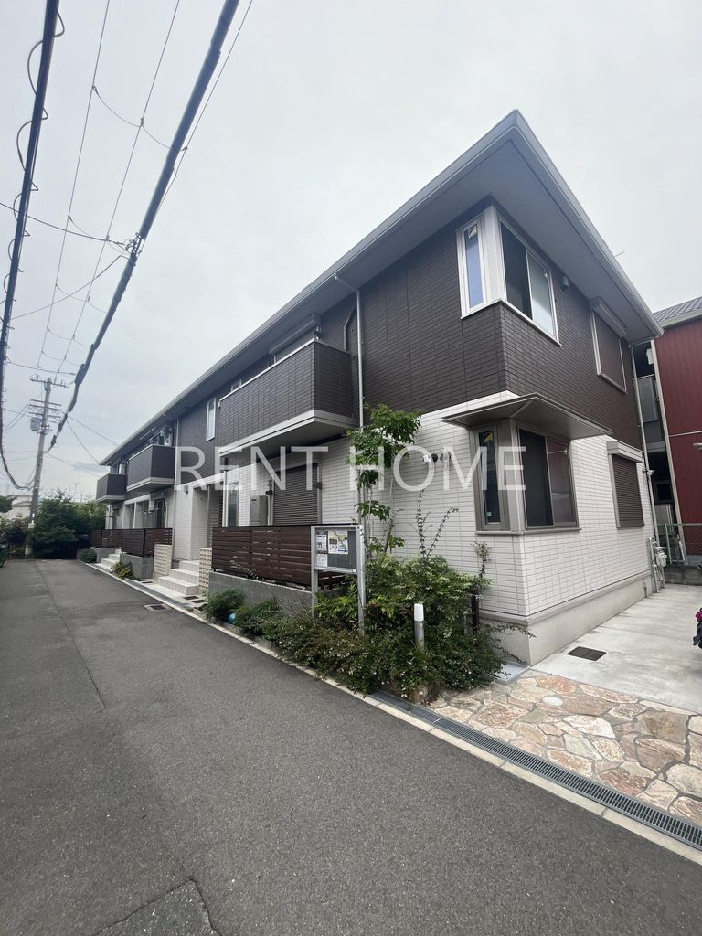 建物外観　2階建てのスマートな建物です。