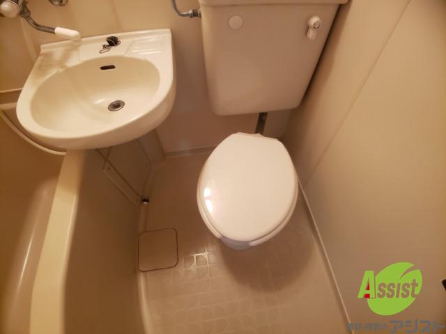 トイレ　ユニットバス内のトイレです。一人暮らしなら十分ですね。
