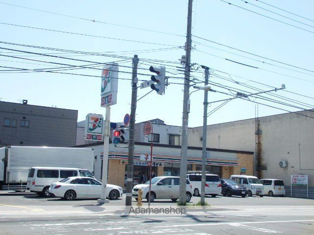 コンビニ　セブンイレブン（コンビニ）まで695m