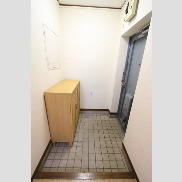 玄関　同物件の参考写真のため、現況を優先します。