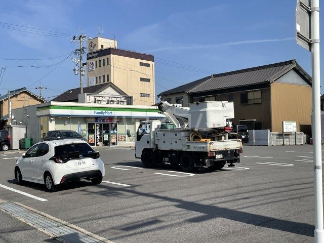コンビニ　ファミリーマート 西尾緑町店（コンビニ）まで1301m