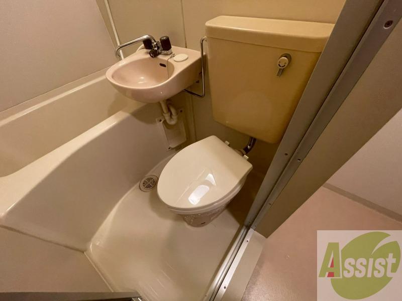 トイレ　ユニットバス内のトイレです。一人暮らしなら十分ですね。