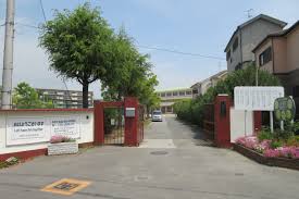 中学校　高石中学校（中学校）まで1045m