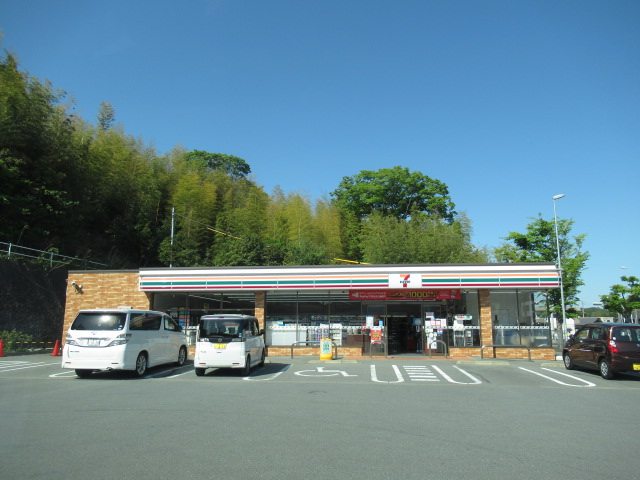 コンビニ　セブンイレブン伊勢市勢田町店（コンビニ）まで741m