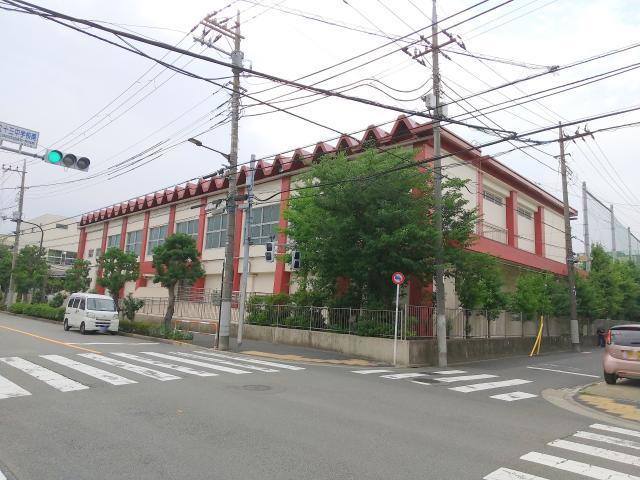 中学校　足立区立第十三中学校（中学校）まで1104m
