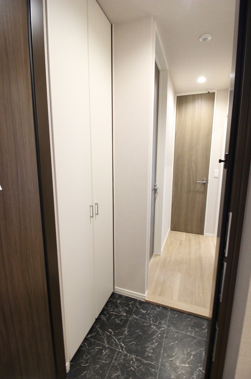 玄関　同タイプの別の部屋の写真です