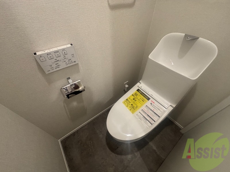トイレ　トイレは温水洗浄便座です。シンプルな雰囲気になっています。
