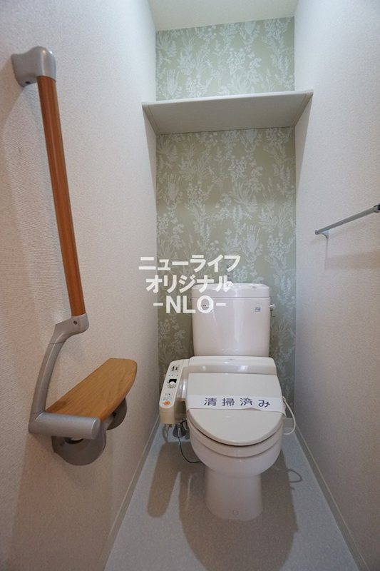 トイレ　温水洗浄便座付き☆アクセントクロスを用いたお洒落なトイレ☆