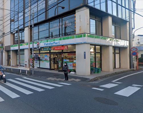 コンビニ　ファミリーマート（コンビニ）まで627m