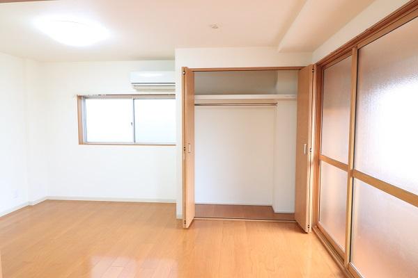 収納　大きなクローゼット付きの洋室。とても明るい