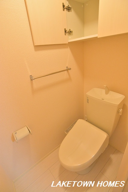 トイレ　上部に収納のある温水洗浄便座付のトイレです。