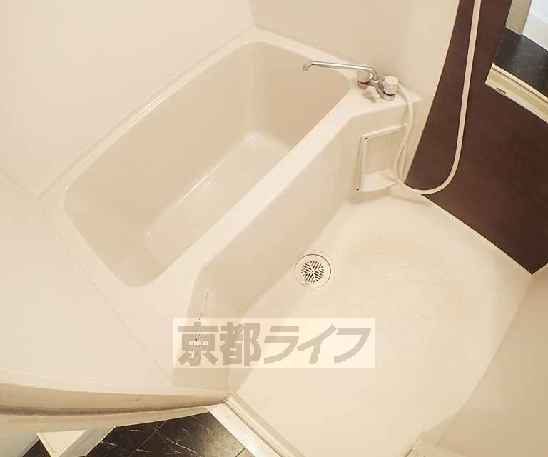 バス・シャワールーム　鏡の付いた便利なお風呂