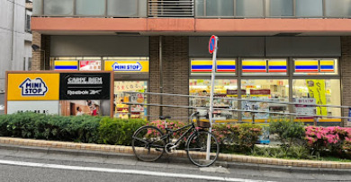 コンビニ　ミニストップ 南青山4丁目店（コンビニ）まで822m