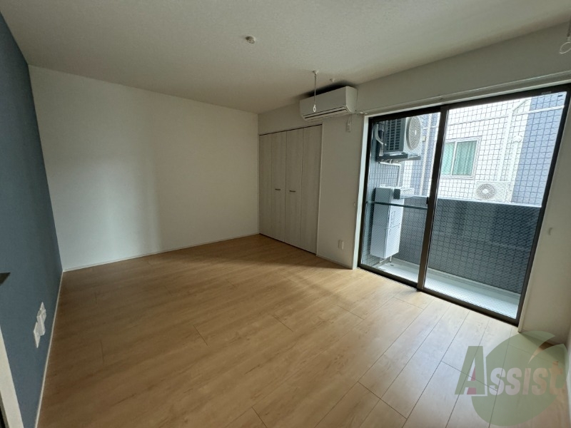 居室・リビング　白を基調とした綺麗なお部屋ですね。日当たりも良好です