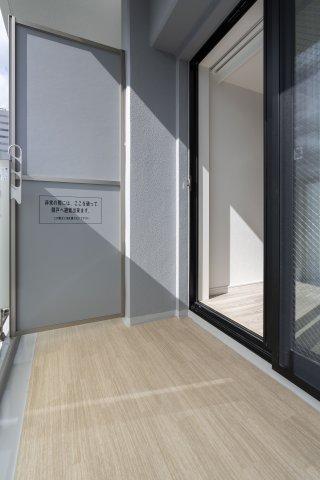 バルコニー　暖かな日差しのふりそそぐバルコニー