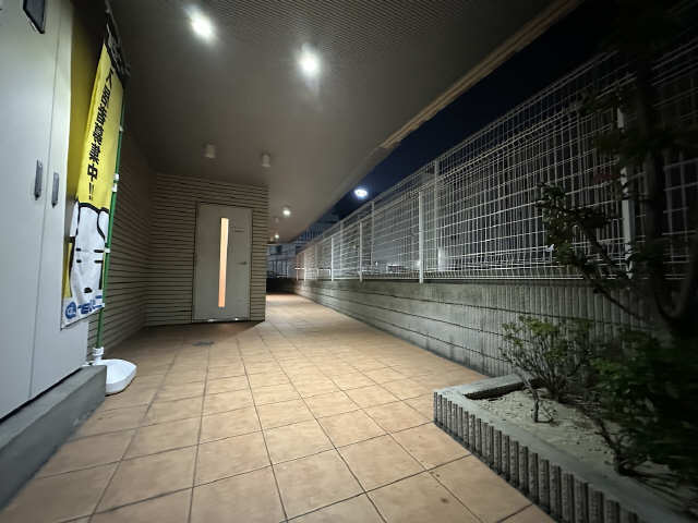 ロビー　夜間のエントランス