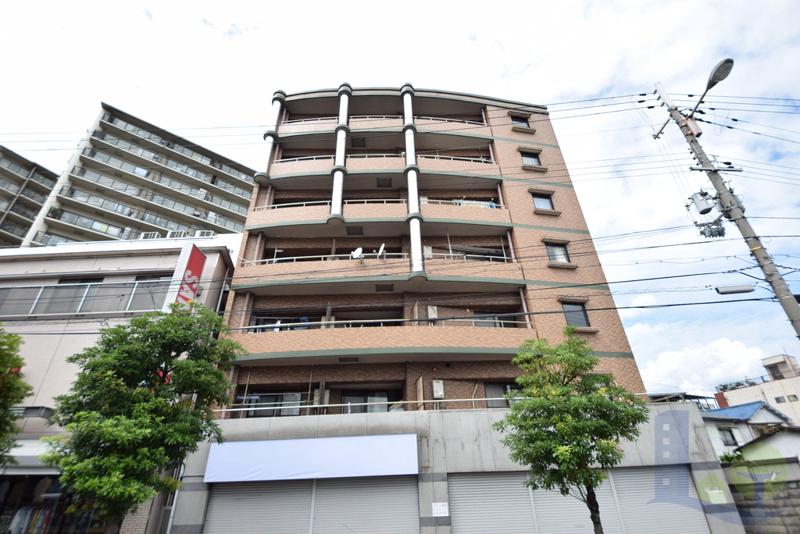建物外観　隣に洋服店もありお洒落な物件です