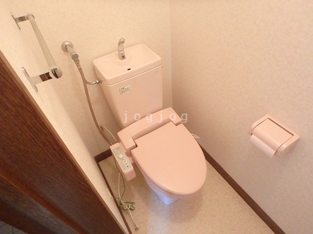 トイレ　嬉しい温水洗浄便座付きのトイレです。