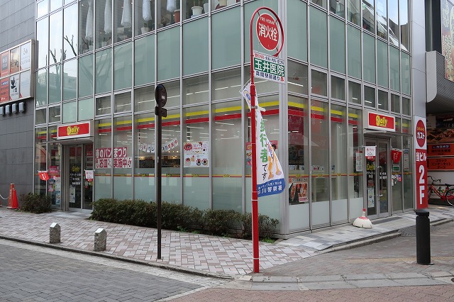 コンビニ　デイリーヤマザキ アクティオーレ市川店（コンビニ）まで65m