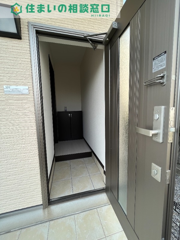 ＪＲ東海道本線 岡崎駅 バス乗車時間：16分 最寄りバス停で下車 徒歩3分 2階建 築15年の玄関写真