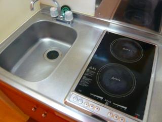 キッチン　2口の電気コンロ付き。