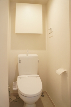 トイレ　落ち着いた色調のトイレです
