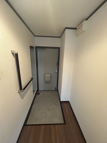 玄関　バリアフリーのため、手摺があります。