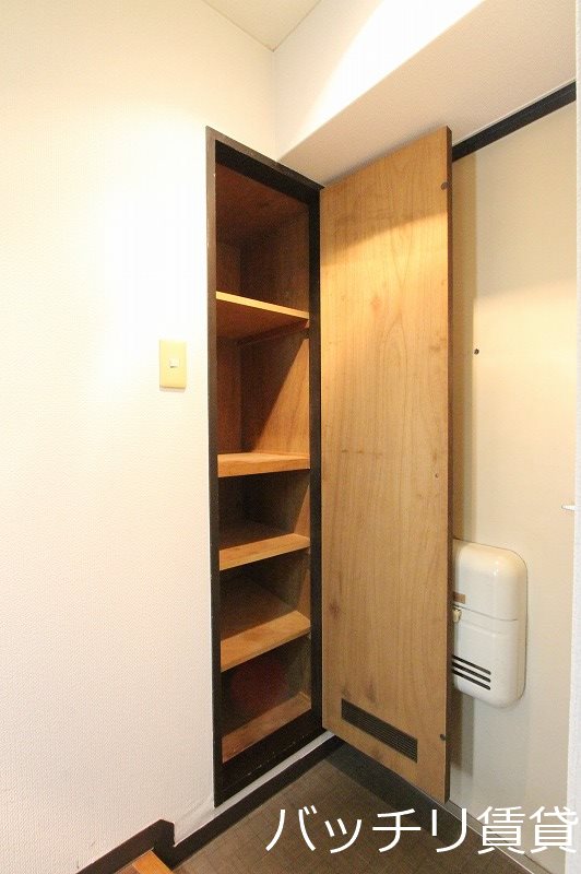玄関　＊画像は別部屋の為イメージ、現状を優先いたします