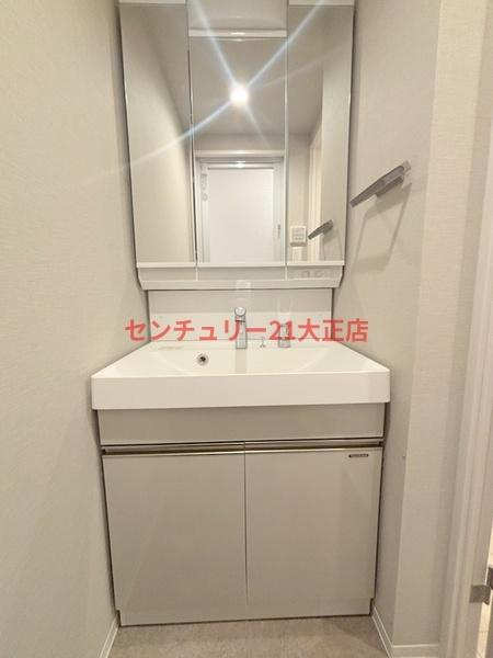 洗面設備　★三面鏡・シャンドレ付き★