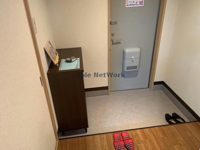 関市 2階建 築28年の玄関写真