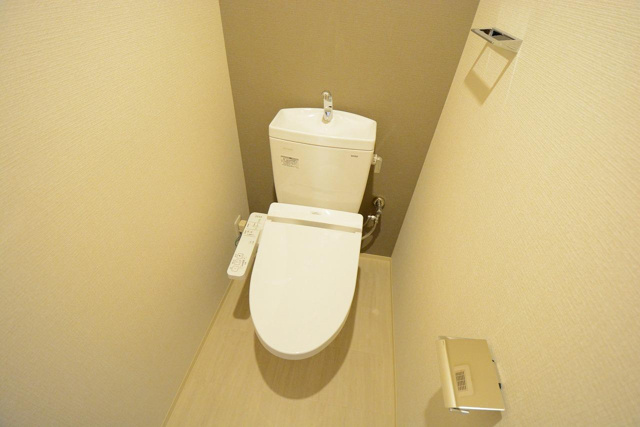 トイレ　温水洗浄便座付きのトイレです♪